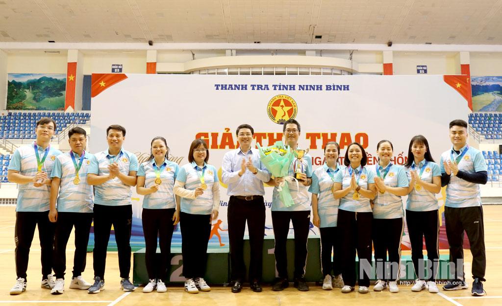 Đồng chí Phạm Quang Ái, Tỉnh ủy viên, Chánh Thanh tra tỉnh trao giải nhất môn Kéo co.