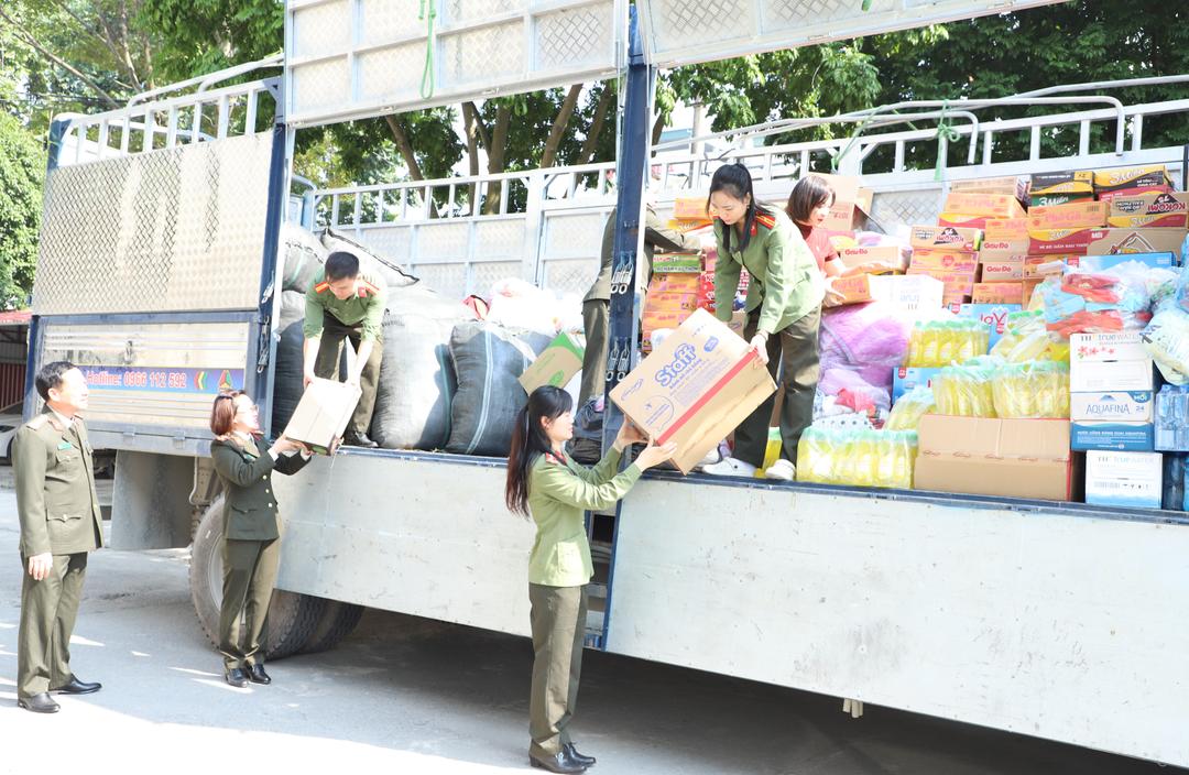 Phòng An ninh kinh tế Công an tỉnh quyên góp, ủng hộ gần 15 tấn nhu yếu phẩm để gửi đến đồng bào miền Trung và Tây Nguyên bị thiệt hại do mưa, lũ. Ảnh: CTV