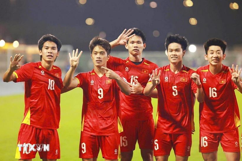 Các cầu thủ U23 Việt Nam ăn mừng bàn thắng mở tỷ số của Quốc Việt vào lưới U23 Hàn Quốc trong trận tranh hạng ba Vòng Chung kết U23 châu Á, tối 23/1/2026. (Ảnh: AFC/TTXVN)