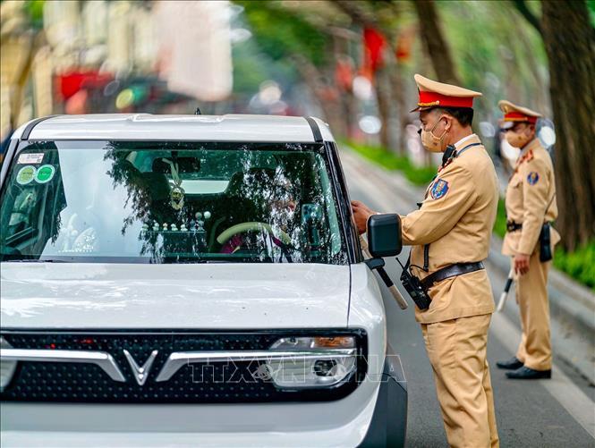 CSGT Hà Nội duy trì kiểm soát nồng độ cồn trong dịp Tết Nguyên đán. Ảnh: Trung Nguyên/TTXVN