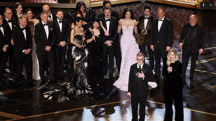 Ê-kíp làm phim “One Battle After Another” tại lễ trao giải. (Ảnh: LAT)