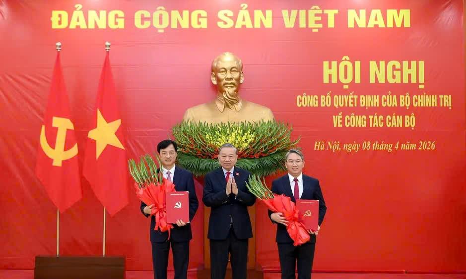 Tổng Bí thư, Chủ tịch nước Tô Lâm trao quyết định cho các đồng chí Nguyễn Duy Ngọc và Nguyễn Hải Ninh. (Ảnh: ĐĂNG KHOA)