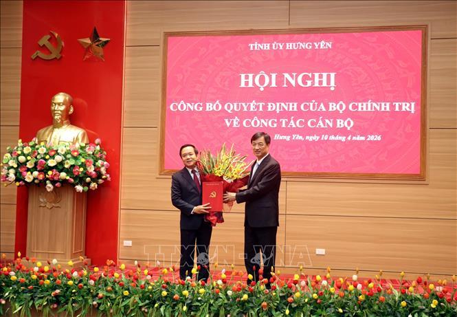 Đồng chí Nguyễn Duy Ngọc, Ủy viên Bộ Chính trị, Bí thư Trung ương Đảng, Trưởng Ban Tổ chức Trung ương trao Quyết định cho đồng chí Phạm Quang Ngọc, Bí thư Tỉnh ủy Hưng Yên, nhiệm kỳ 2025-2030. Ảnh: TTXVN