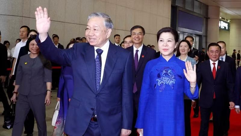 Tổng Bí thư, Chủ tịch nước Tô Lâm cùng Phu nhân tại ga Nam Ninh Đông, Thành phố Nam Ninh (Trung Quốc). (Ảnh: Thống Nhất-TTXVN)