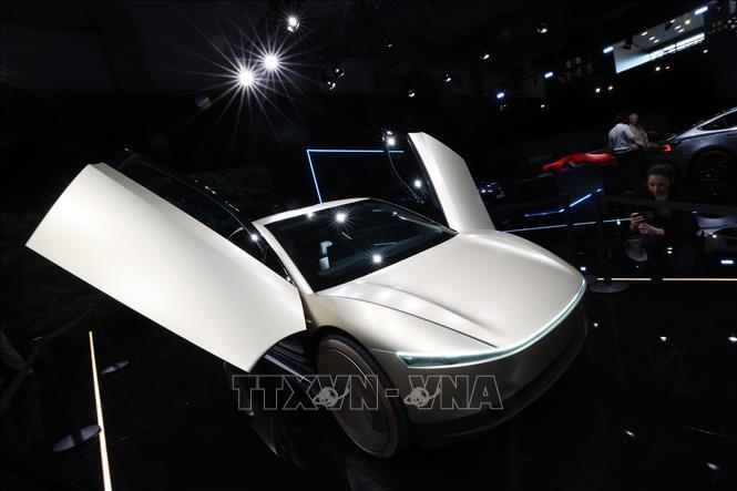 Ô tô điện được giới thiệu tại triển lãm ở Brussels, Bỉ. Ảnh: THX/TTXVN