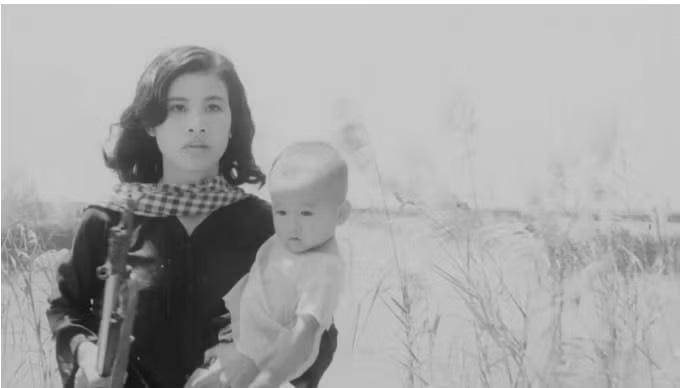 Cảnh chị Sáu Xoa (diễn viên Thúy An đóng) bế con đi sau khi trả thù cho chồng ở cuối phim "Cánh đồng hoang". (Ảnh: Hãng phim Giải Phóng)