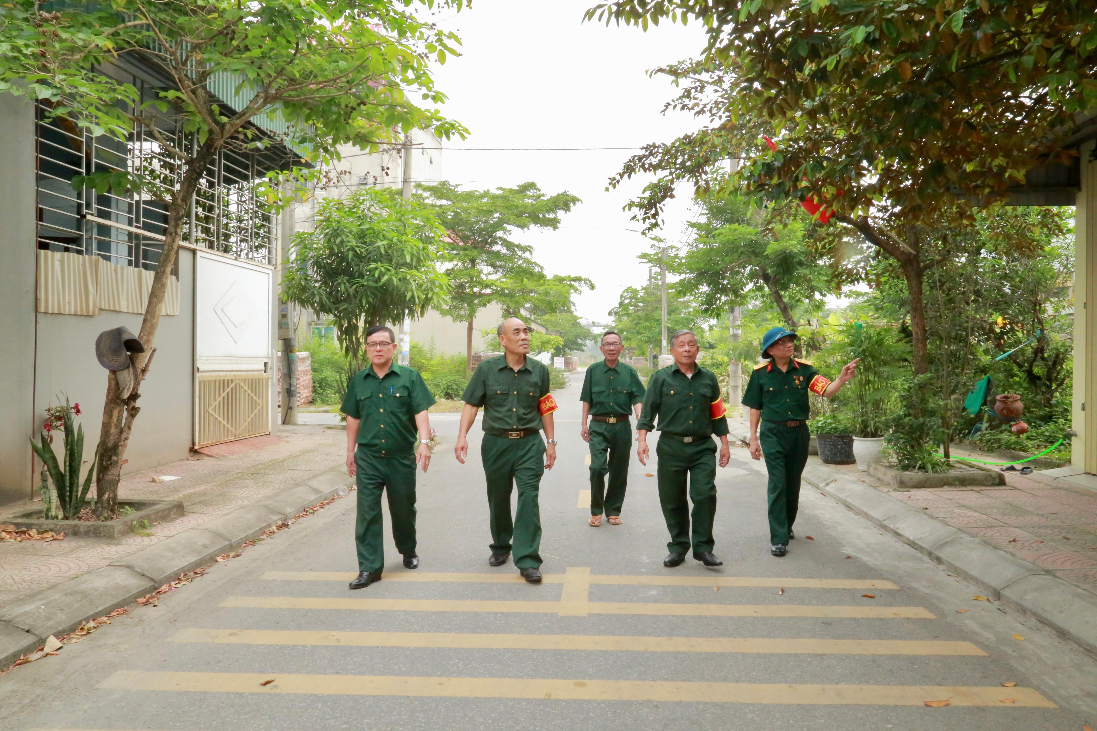 Các thành viên “Tổ Cựu chiến binh tự quản về an ninh trật tự” phường Lê Hồ duy trì hoạt động tuần tra, giữ vững bình yên địa bàn.