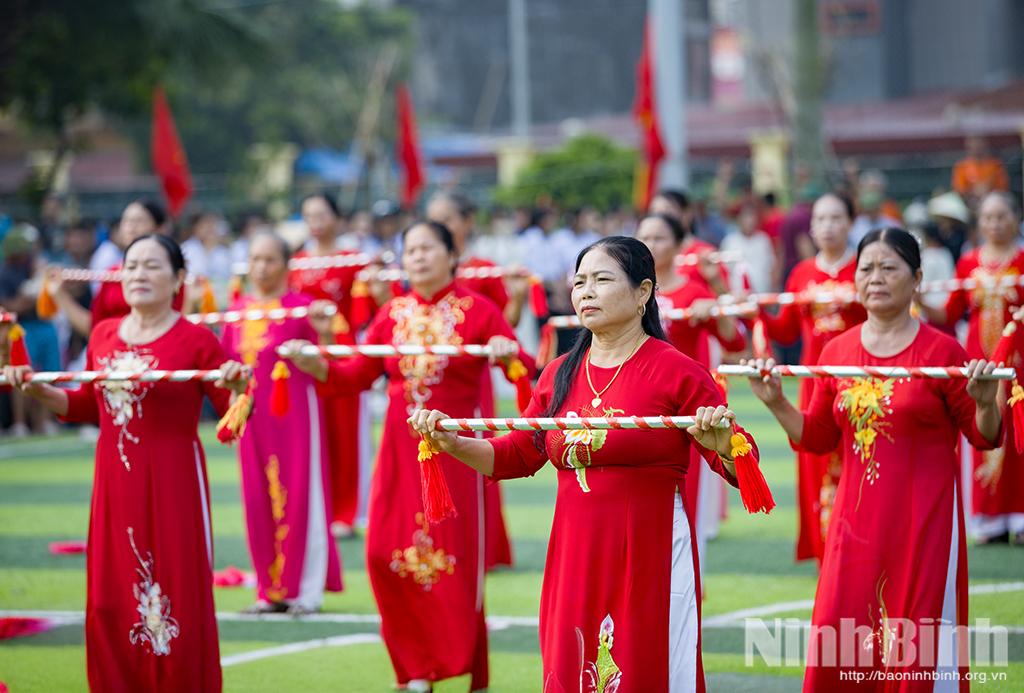 Đồng diễn dưỡng sinh tại “Ngày hội Văn hóa - Thể thao truyền thống” xã Hải Tiến.