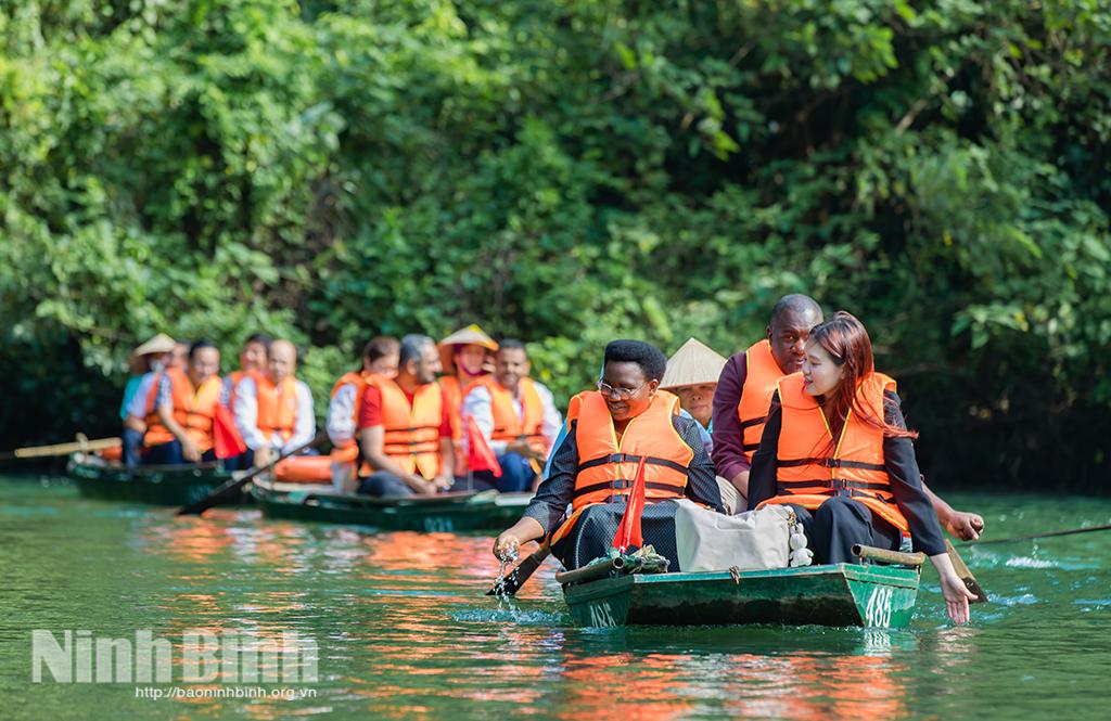 Các đại biểu ấn tượng với vẻ đẹp Khu du lịch sinh thái Tràng An