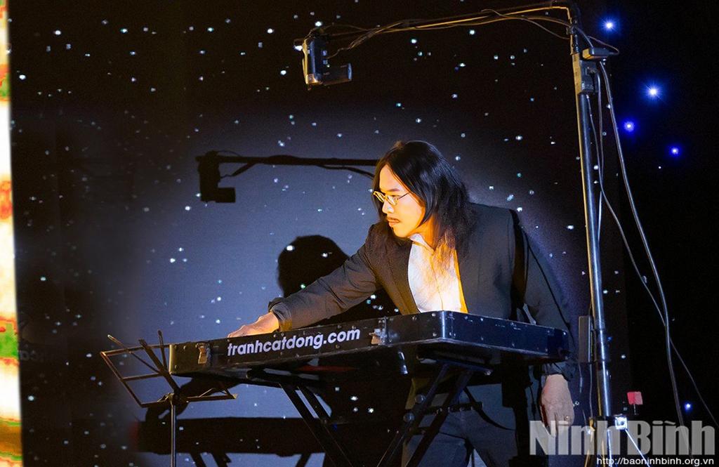 Họa sĩ Nguyễn Thế Nhân được Viện Kỷ lục Việt Nam xác lập Kỷ lục "Người sáng tạo và biểu diễn nghệ thuật Tranh cát động về chủ đề lịch sử - văn hóa - xã hội nhiều nhất Việt Nam".