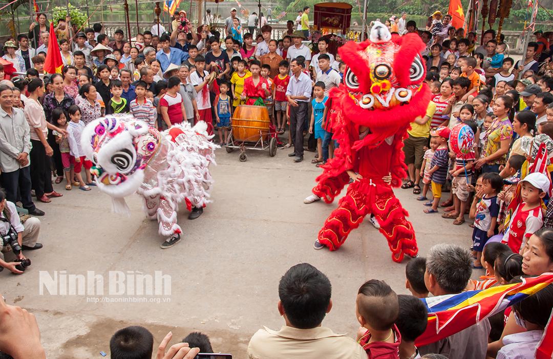 Biểu diễn lân sư tại Lễ hội làng Quả Linh, phường Trường Thi
