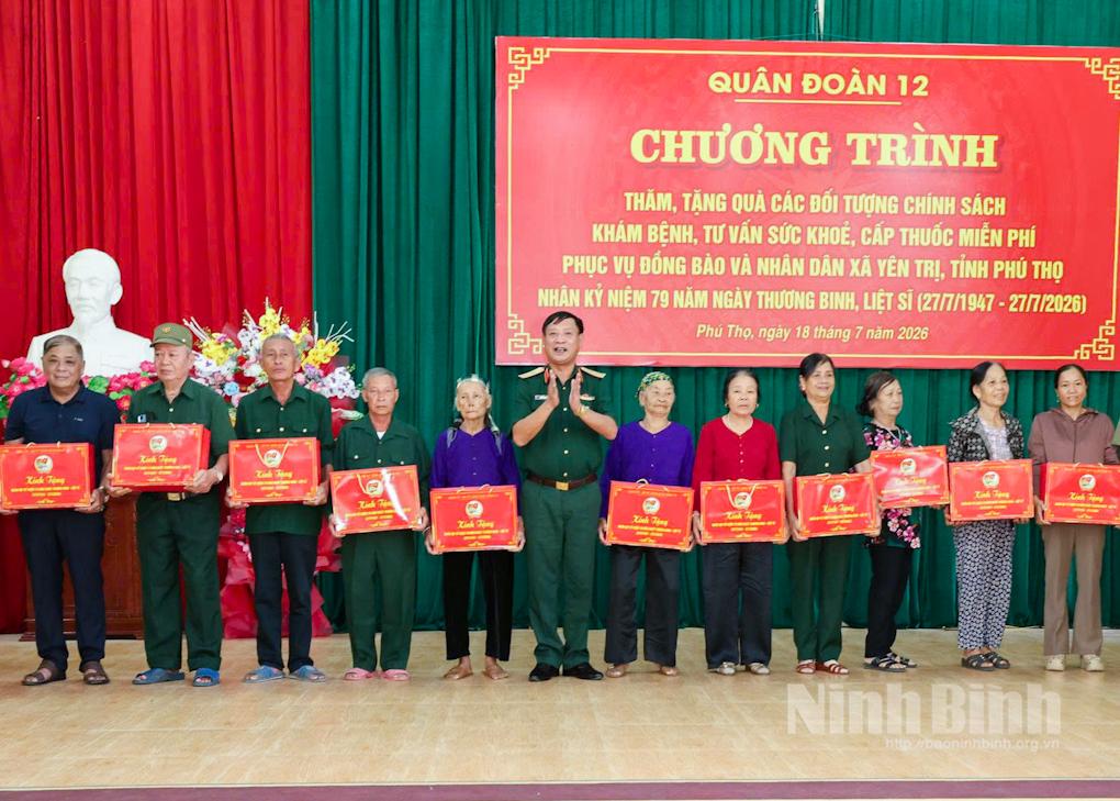 Đồng chí Thiếu tướng Nguyễn Thanh Tình, Phó Chính ủy Quân đoàn 12, tặng quà cho các gia đình chính sách trên địa bàn xã Yên Trị (Phú Thọ).