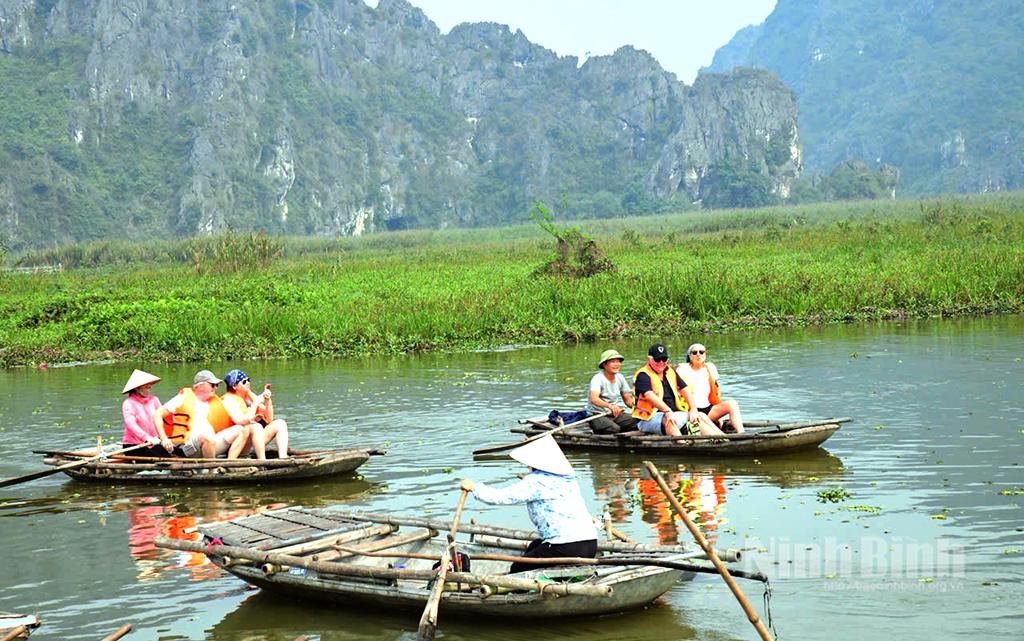 Du khách nước ngoài rất ấn tượng với cảnh sắc ở Gia Vân.