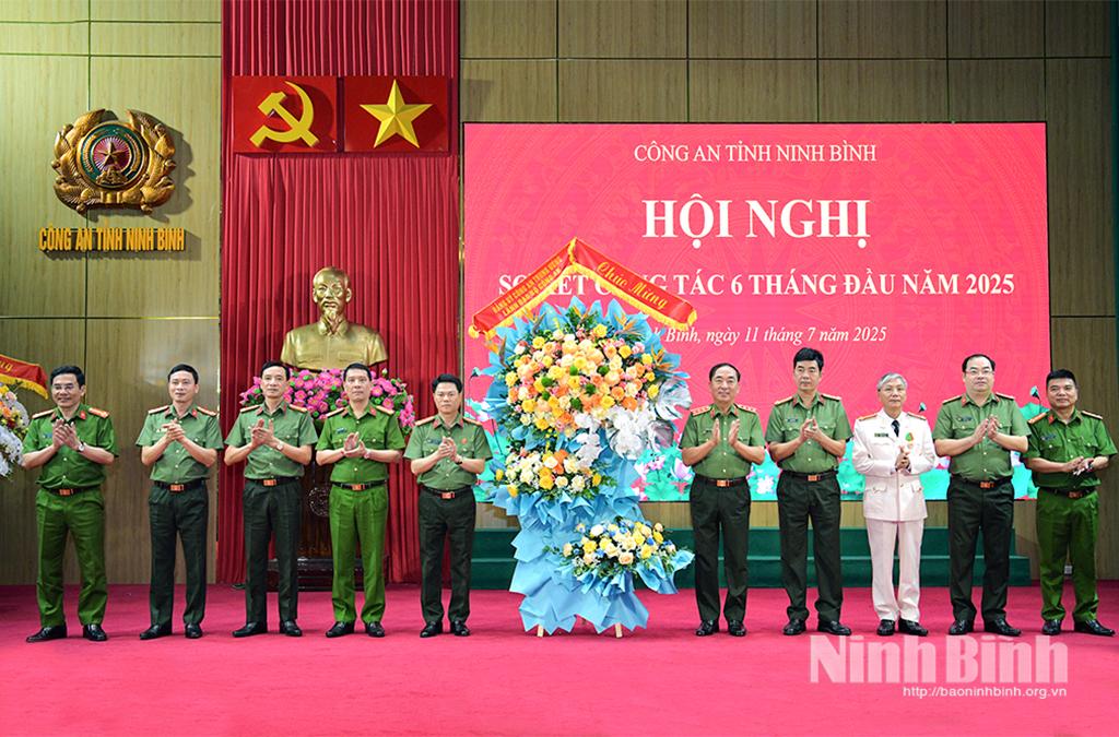 Đồng chí Thứ trưởng Bộ Công an Trần Quốc Tỏ tặng hoa chúc mừng những kết quả nổi bật lực lượng công an tỉnh đã đạt được trong 6 tháng đầu năm.