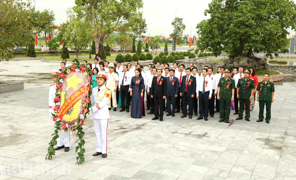 Đoàn đại biểu dự Đại hội Thi đua yêu nước tỉnh Ninh Bình lần thứ V dâng hương tưởng niệm các Anh hùng liệt sĩ