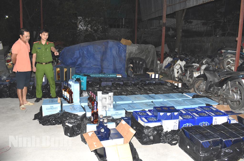 Bắt giữ xe ô tô vận chuyển gần 1.000 chai rượu ngoại không có nguồn gốc, xuất xứ