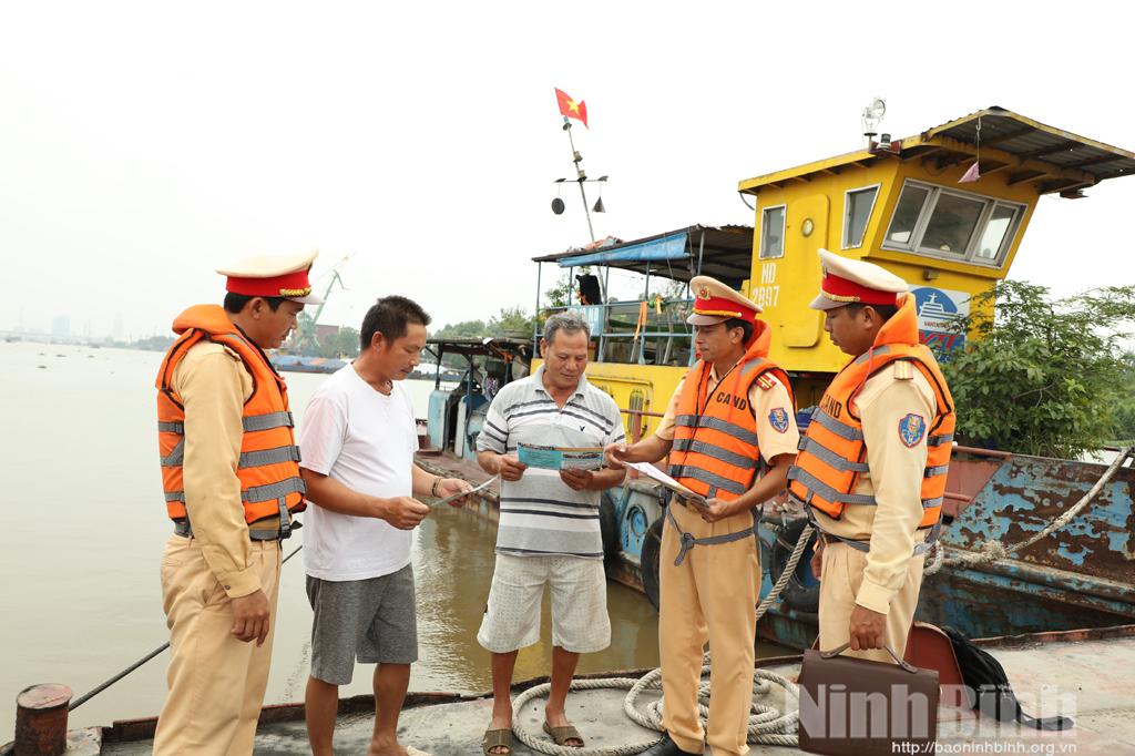 Phía sau bình yên sông nước (Kỳ 1: Những người "gác sông" thầm lặng)