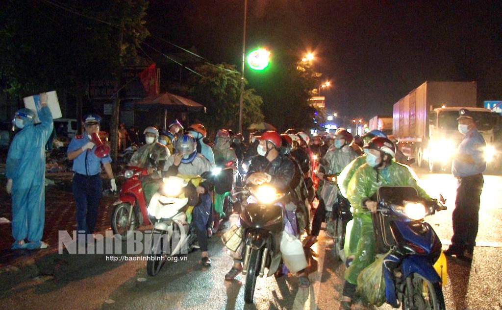 [Video] Xuyên đêm, gần 1.500 công dân từ các tỉnh phía Nam tự phát đi xe máy trở về quê qua địa bàn Ninh Bình