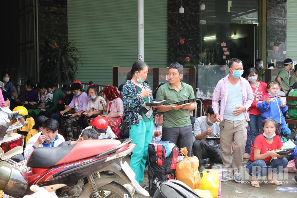 Đường về quê ấm nghĩa đồng bào