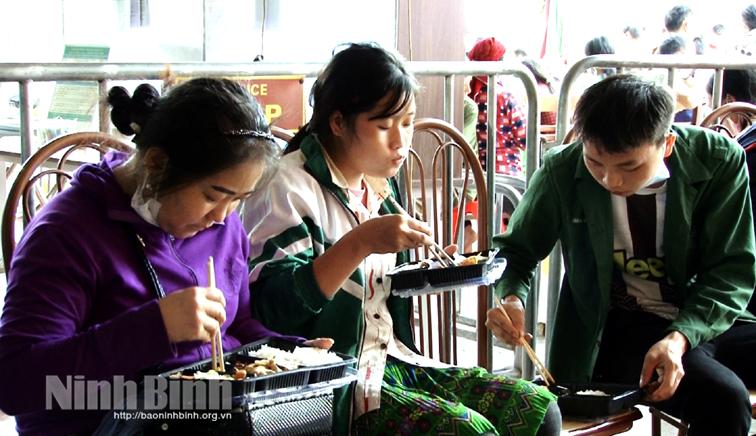 [Video] Những bữa cơm ấm áp tình người