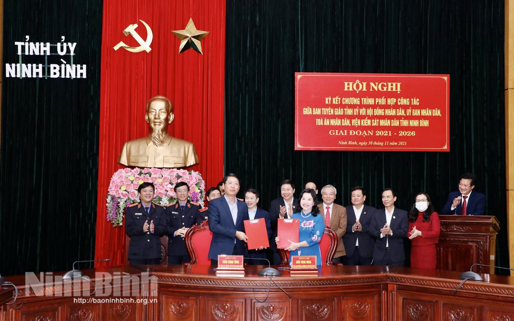 Ký kết chương trình phối hợp thực hiện Quyết định 238 của Ban Bí thư Trung ương Đảng