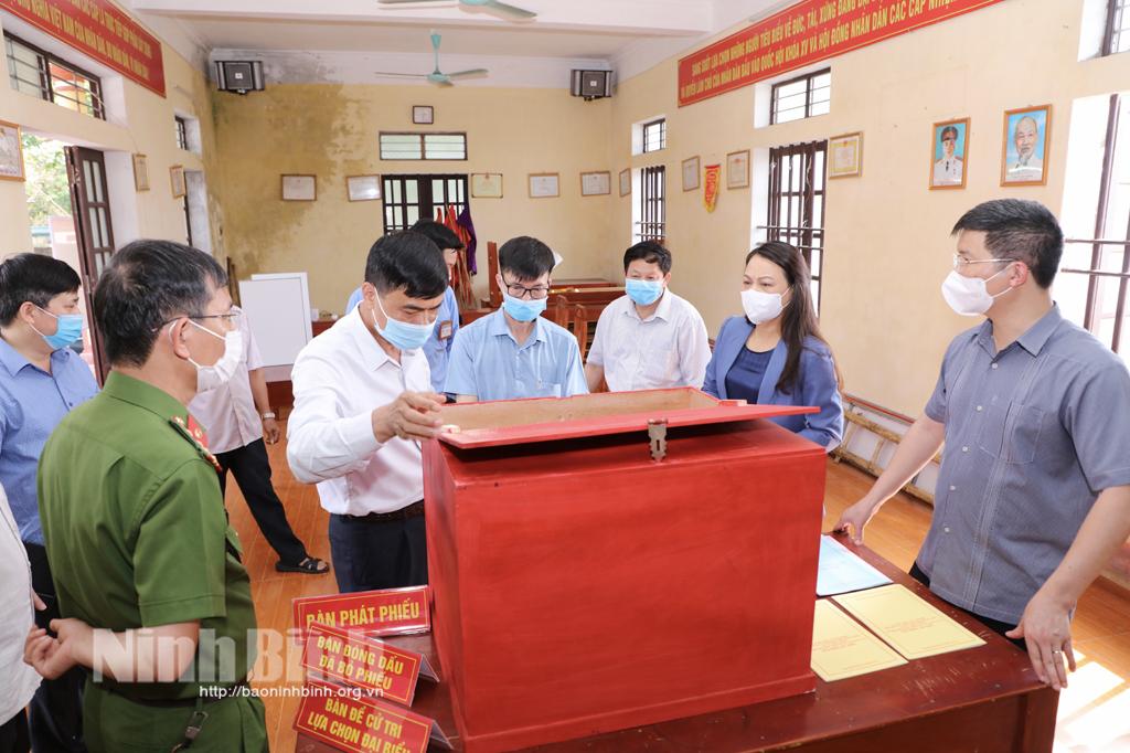 Đồng chí Bí thư Tỉnh ủy kiểm tra công tác chuẩn bị bầu cử tại thành phố Ninh Bình và huyện Hoa Lư
