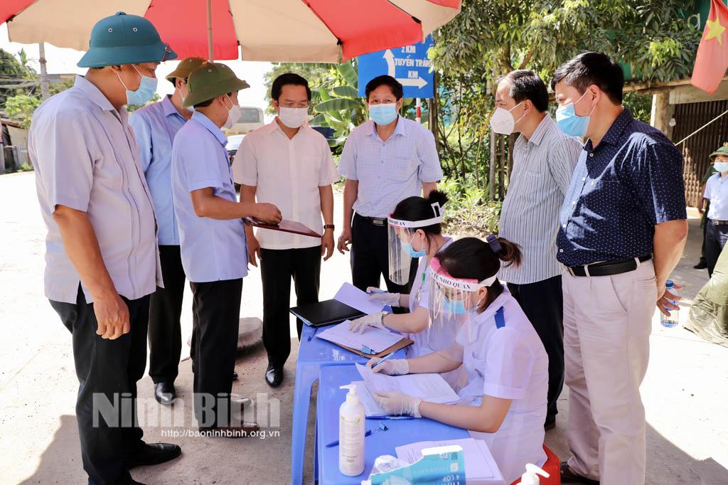 Đồng chí Chủ tịch UBND tỉnh kiểm tra các chốt phòng chống dịch COVID - 19 trên tuyến giao thông