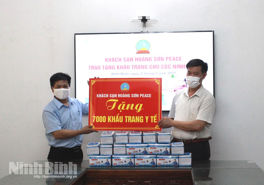 Khách sạn Hoàng Sơn trao tặng 7.000 khẩu trang cho Trung tâm Kiểm soát bệnh tật tỉnh