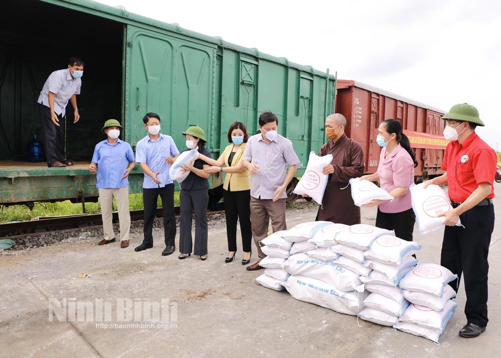 [Video] Hơn 11.800 suất quà nghĩa tình của Đảng bộ và nhân dân tỉnh Ninh Bình hỗ trợ thành phố Hồ Chí Minh chống dịch COVID-19