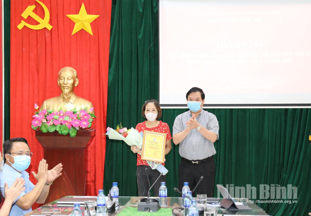 Trao giải cuộc thi "Trắc nghiệm tìm hiểu về Chuyển đổi số trên mạng Internet" kỳ I- năm 2021