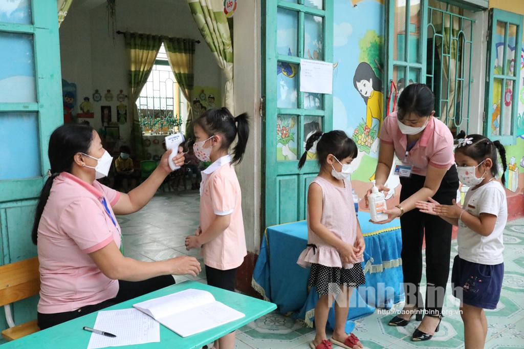 [Video] Đón trẻ mầm non tựu trường