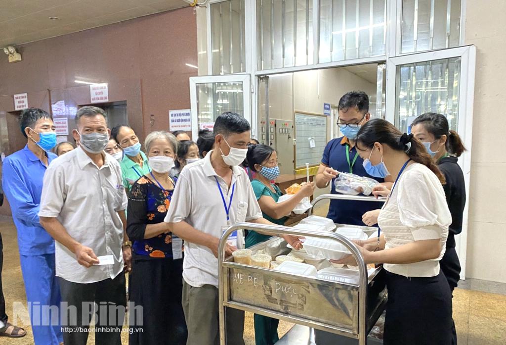 Xung quanh câu chuyện làm từ thiện