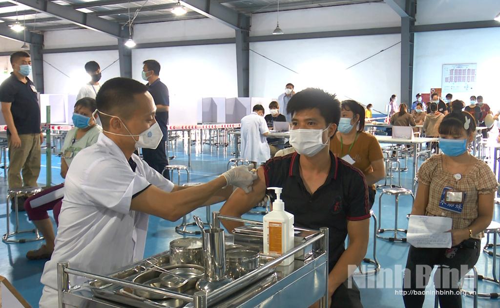 Hơn 4.200 công nhân Công ty TNHH sản xuất giày Chung Jye được tiêm vắc xin phòng COVID-19