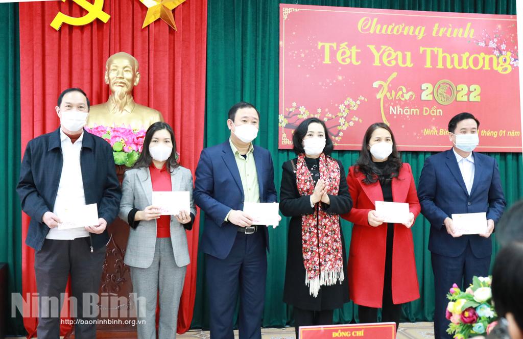 Đồng chí Phó Trưởng Ban Tổ chức Trung ương Nguyễn Thị Thanh tặng quà Tết tại Ninh Bình