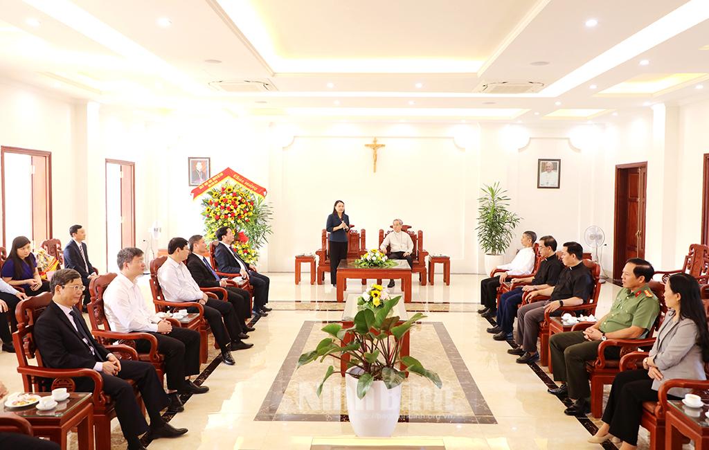 Đoàn đại biểu của tỉnh thăm, chúc mừng tân Chủ tịch Hội đồng Giám mục Việt Nam