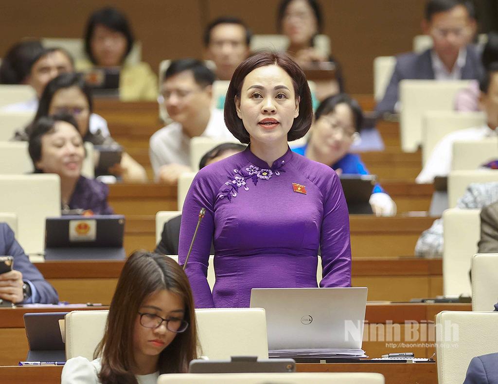 Kỳ họp thứ tư, Quốc hội khóa XV: Đại biểu Quốc hội tỉnh tham gia thảo luận tại hội trường Luật Bảo vệ quyền lợi người tiêu dùng (sửa đổi)