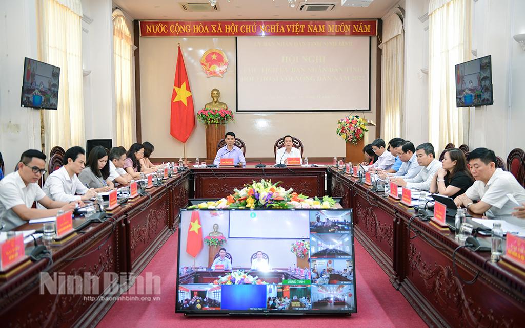 Đồng chí Chủ tịch UBND tỉnh đối thoại với nông dân