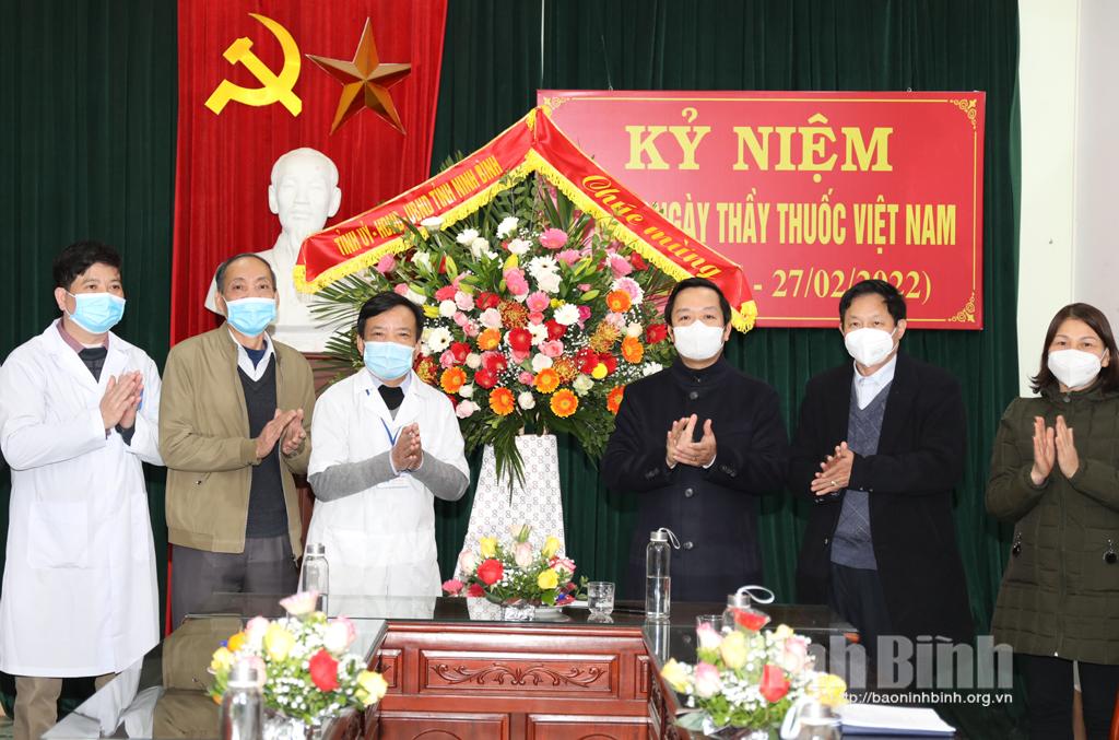 Đồng chí Chủ tịch UBND tỉnh thăm, chúc mừng Ngày Thầy thuốc Việt Nam