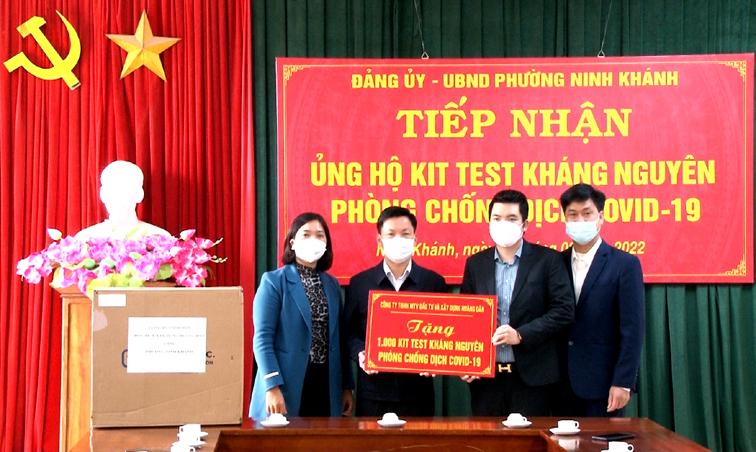 [Video] Ba doanh nghiệp ủng hộ 2.000 bộ kit test nhanh phòng dịch COVID-19