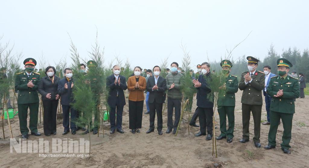 Các đồng chí lãnh đạo dự lễ phát động "Tết trồng cây đời đời nhớ ơn Bác Hồ" và hưởng ứng Chương trình trồng 1 tỷ cây xanh