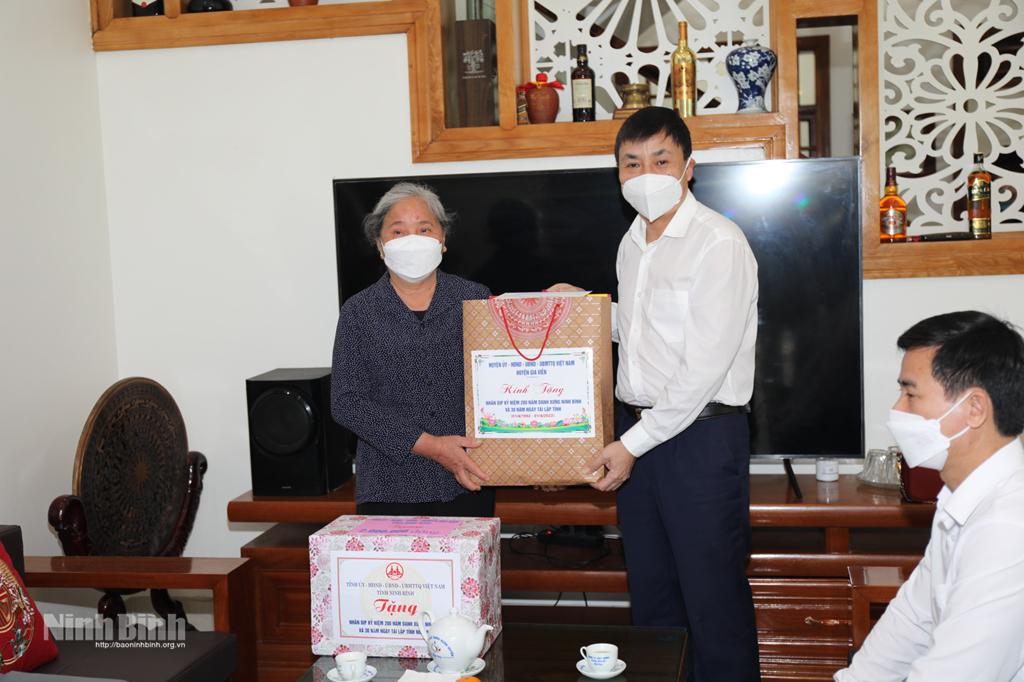 30 năm ấy biết bao nghĩa tình