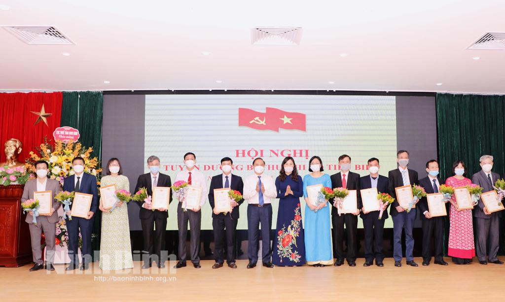 Đảng ủy Khối Cơ quan và Doanh nghiệp tỉnh tuyên dương bí thư chi bộ tiêu biểu