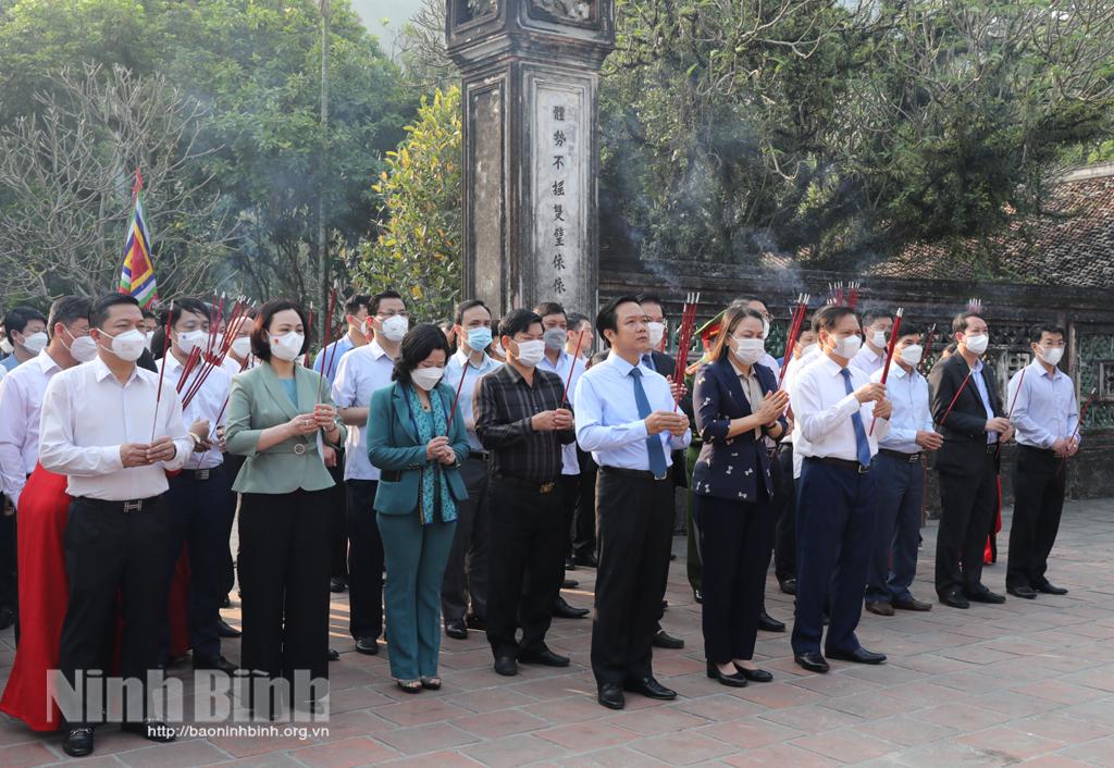 Lễ dâng hương tại Lễ hội Hoa Lư