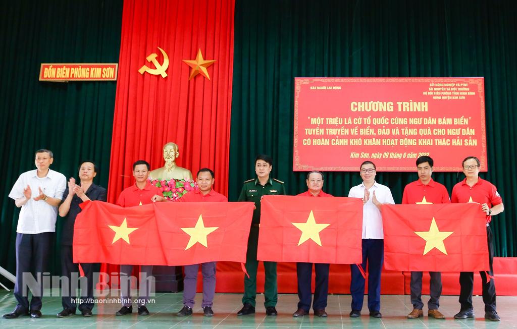 Trao tặng 5.000 lá cờ Tổ quốc cho ngư dân Kim Sơn