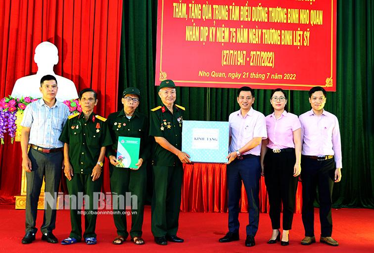 Ngân hàng CSXH Ninh Bình thăm, tặng quà nhân kỷ niệm 75 năm Ngày Thương binh, Liệt sỹ