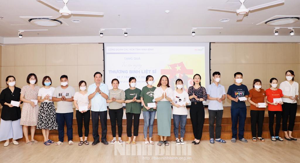 Liên đoàn lao động tỉnh thăm, tặng quà đoàn viên, công nhân lao động là con thương binh, liệt sỹ