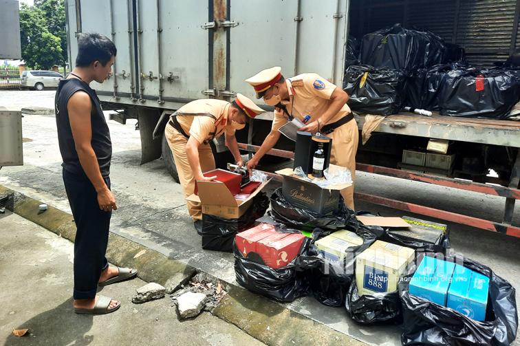 Phát hiện, bắt giữ khoảng 2.500 chai rượu ngoại không có nguồn gốc, xuất xứ