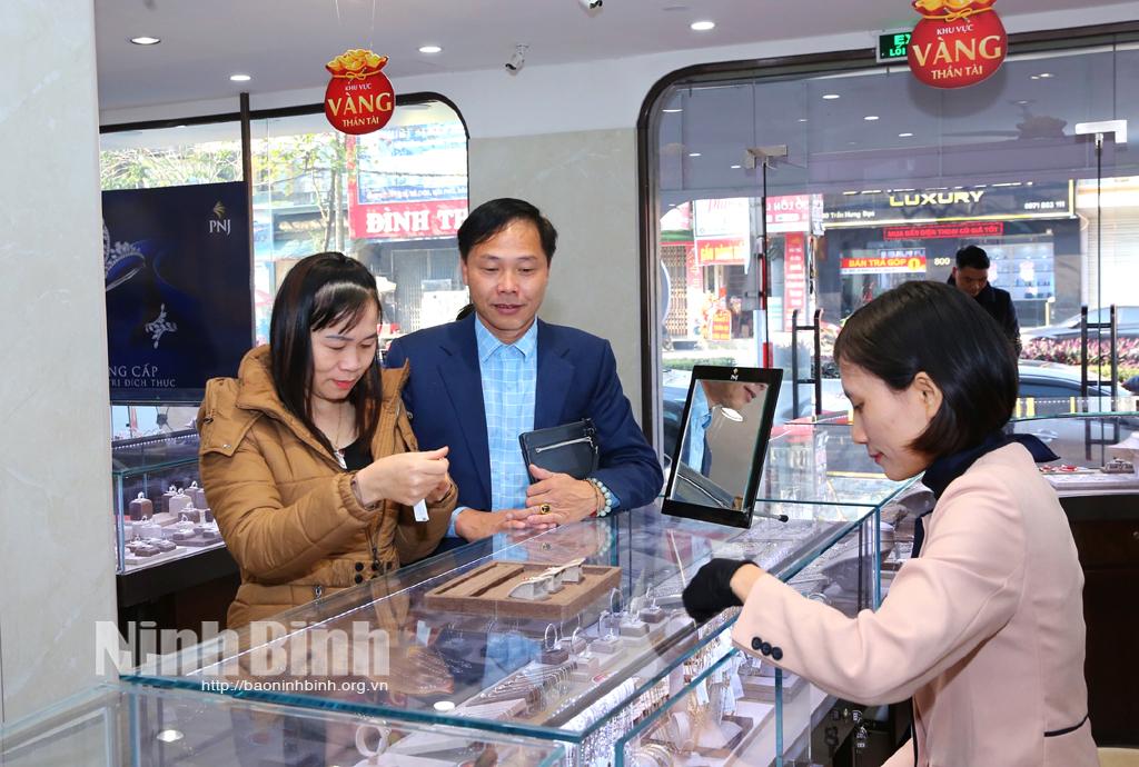 Nhộn nhịp ngày vía Thần tài