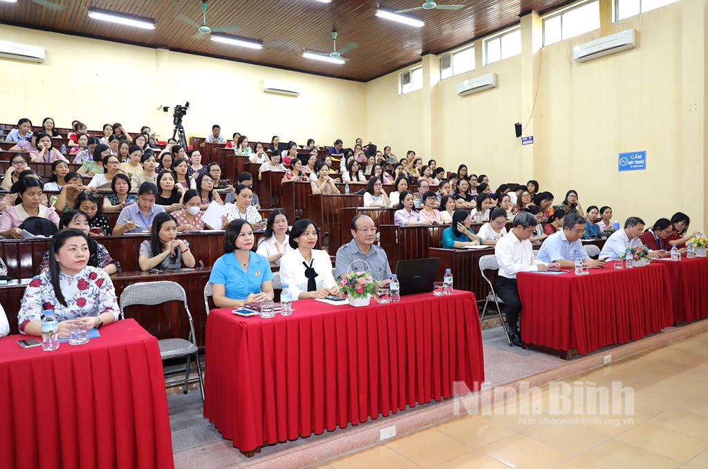 Tọa đàm văn hóa ứng xử của phụ nữ thời kỳ chuyển đổi số tại Trường Đại học Hoa Lư