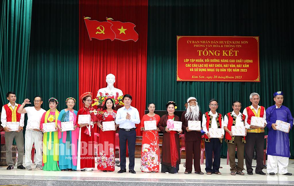 Kim Sơn bế giảng lớp bồi dưỡng, nâng cao chất lượng các CLB hát chèo, hát văn và sử dụng nhạc cụ dân tộc